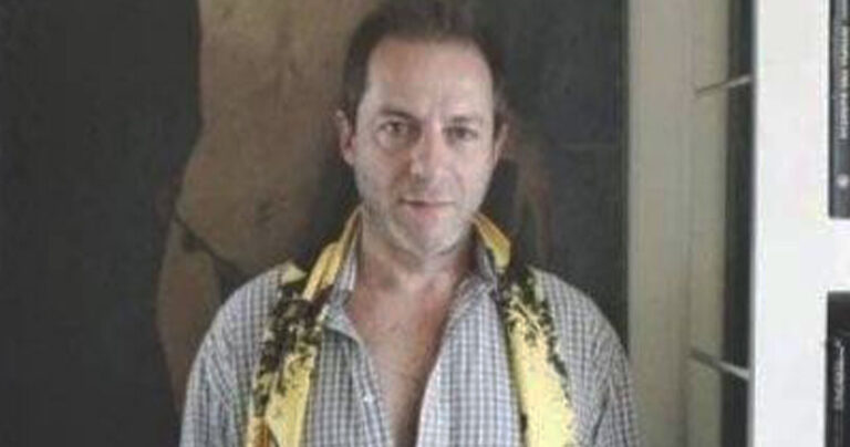 Δημήτρης Λιγνάδης: Ποζάρει σπίτι του μπροστά σε πίνακα γuμνού παιδιού