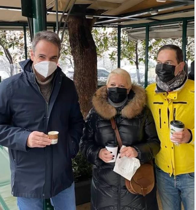 Καφές take away για Μητσοτάκη με τους δημοσιογράφους Δημήτρη Τάκη και Χριστίνα Κοραή 1 mitsotakis