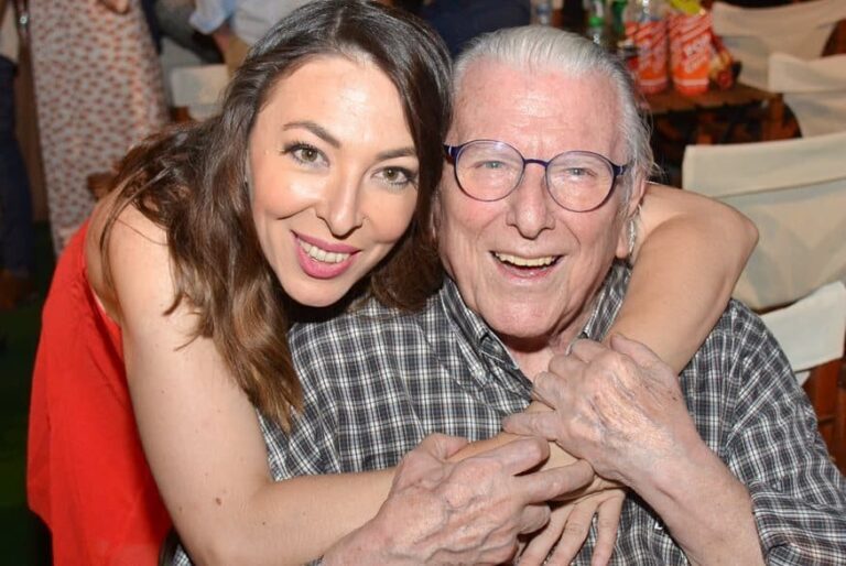 Αλίκη Κατσαβού: «Ο Βουτσάς είχε πιάσει από το πέτο μεγάλο πρωταγωνιστή επειδή είχε πει σε κοπέλα να τον περιμένει στο καμαρίνι»