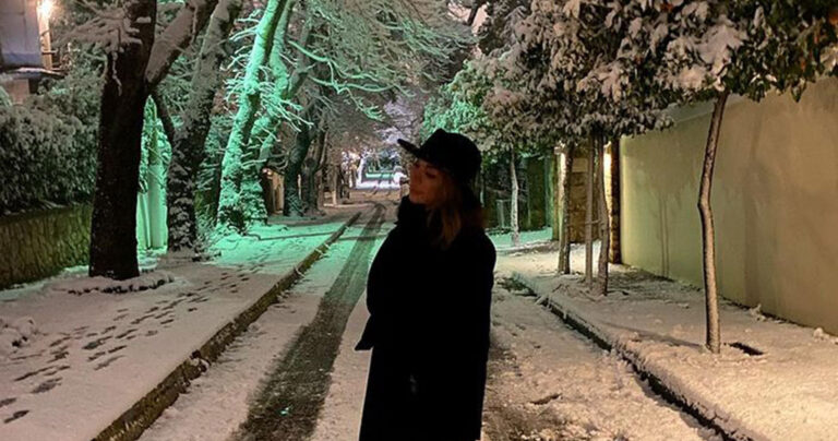 Η Τατιάνα Στεφανίδου έκανε βόλτα μέσα στο μαγικό χιονισμένο σκηνικό της Κηφισιάς