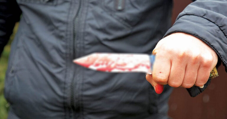 Μαχαιριές στον βιαστή του γιου του! Καρτέρι έστησε ο πατέρας 15χρονου σε πασίγνωστο σκηνοθέτη