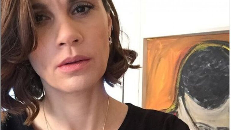 Παπαχαραλάμπους: «Κατέβαζε το παντελόνι και ουρούσε επιδεικτικά στον νιπτήρα του καμαρινιού μου»