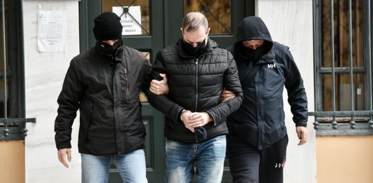 Υπόθεση Λιγνάδη: Γιατί δεν κατασχέθηκαν κινητό τηλέφωνο και υπολογιστής;