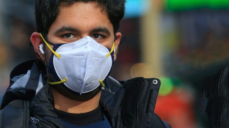 Τη χρήση διπλής μάσκας σε σούπερ μάρκετ και ΜΜΜ εισηγούνται οι ειδικοί