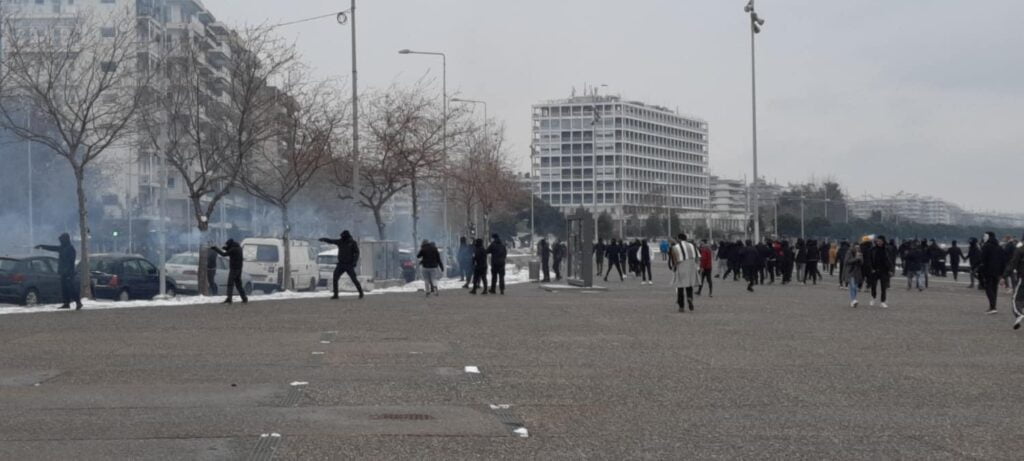 Θεσσαλονίκη: Επεισόδια στη διαδήλωση κατά του lockdown - Κουκουλοφόροι επιτέθηκαν στους αστυνομικούς 2 entasi2 1024x461 1