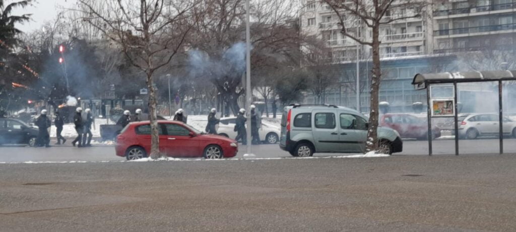 Θεσσαλονίκη: Επεισόδια στη διαδήλωση κατά του lockdown - Κουκουλοφόροι επιτέθηκαν στους αστυνομικούς 3 entasi3 1024x461 1
