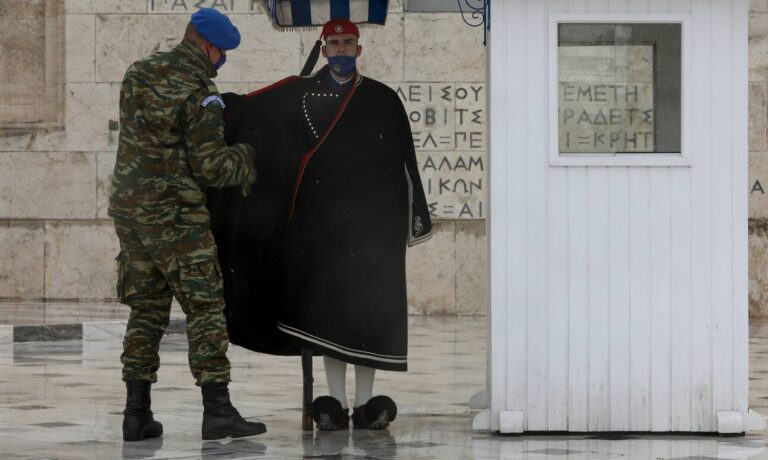 Φόρεσαν τις κάπες τους οι Εύζωνες στον Άγνωστο Στρατιώτη λόγω της κακοκαιρίας