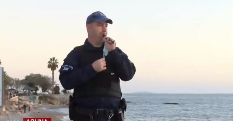 Αστυνομικός σφυρίζει για να μπουν οι πολίτες σπίτια τους λέγοντας: «Για πάμε»