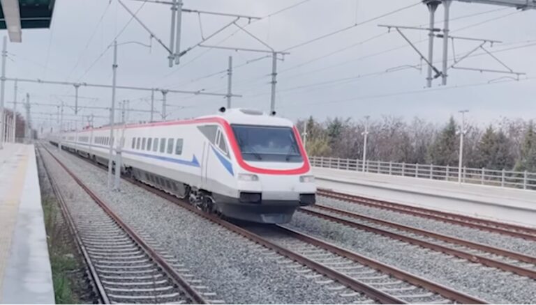 Λευκό Βέλος: Δείτε το γρηγορότερο τρένο της Ελλάδας από ψηλά να τρέχει με 200χλμ/ώρα