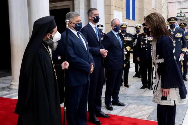 Οι γιοι και οι νύφες της Γιάννας Αγγελοπούλου στα «θεωρεία» της Μεγάλης Βρεταννίας 9 Γιάννα