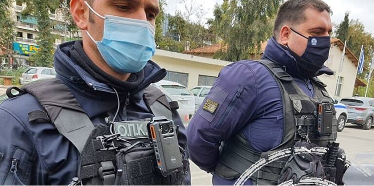 Φωτογραφίες από τη δοκιμή στις κάμερες-στολής των αστυνομικών της ΔΙΑΣ