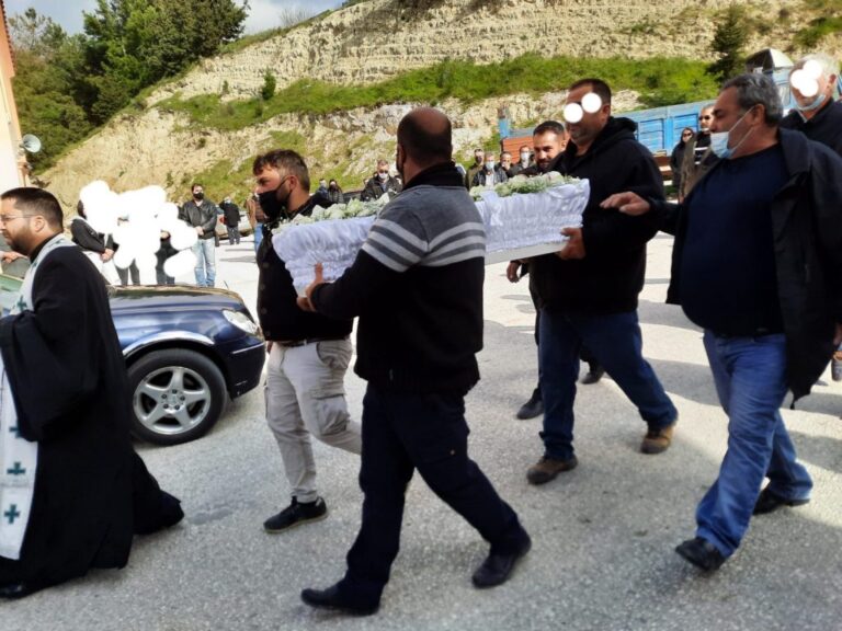 Ντυμένο σαν γαμπρό αποχαιρέτησαν το μικρό αγγελούδι!