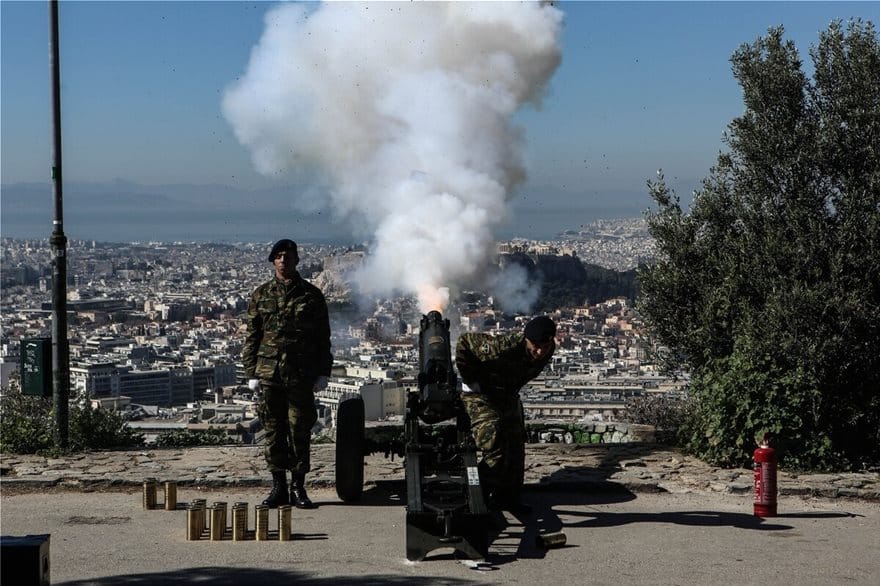 25η Μαρτίου: Εντυπωσιακές εικόνες με 200 σημαίες που κυματίζουν στο Σύνταγμα 5 2681490431249