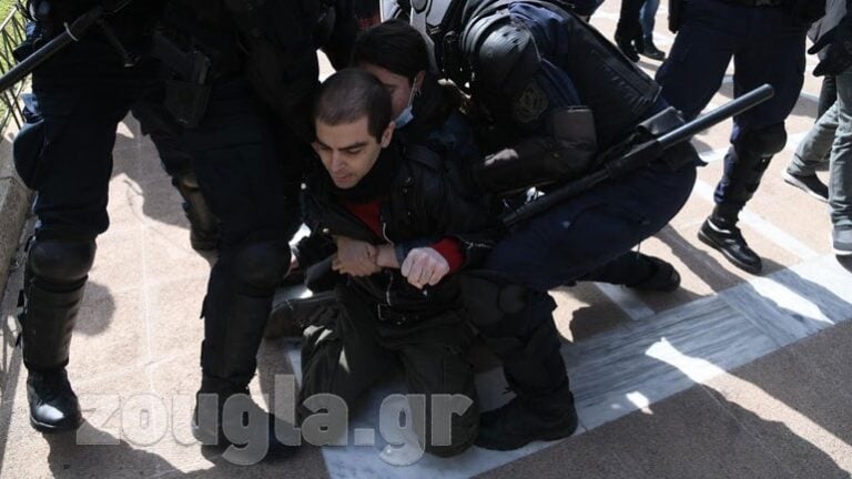 Χειροπέδες στον γιο του Κουφοντίνα στη συγκέντρωση στο κέντρο της Αθήνας