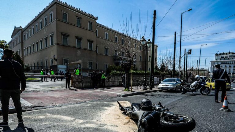 Τροχαίο έξω από την Βουλή: Το όχημα ασφαλείας της Ντόρας Μπακογιάννη παρέσυρε τον νεαρό