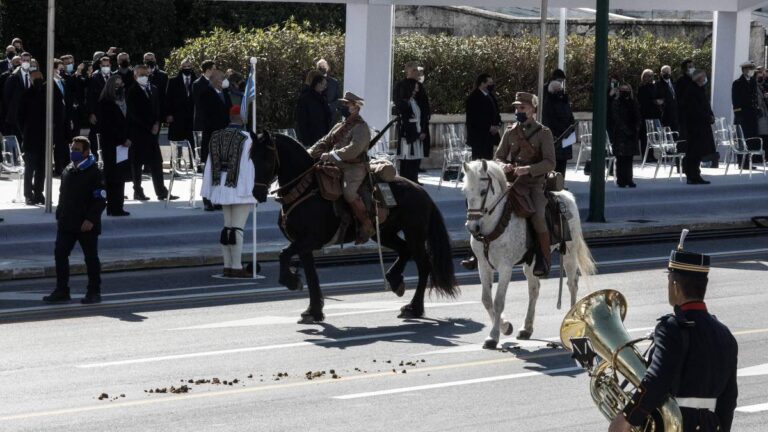 Viral το άλογο που αφόδευσε μπροστά στους επίσημους