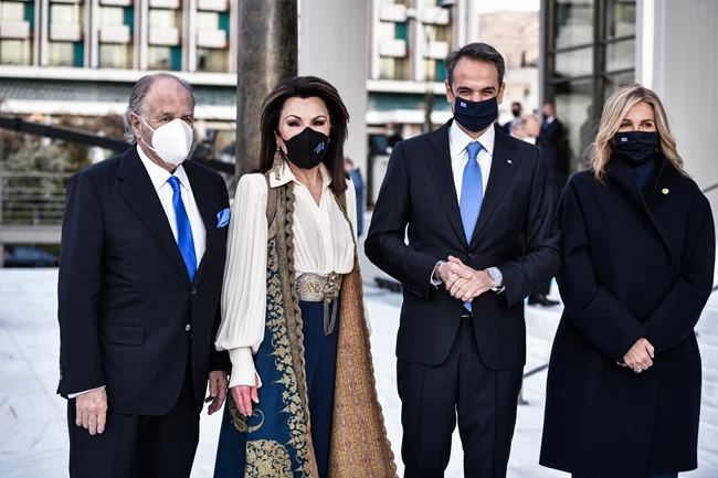 Με αυθεντικό ηπειρώτικο πιρπιρί και χρυσή πόρπη η Γιάννα Αγγελοπούλου στην Εθνική Πινακοθήκη 2 γιαννα