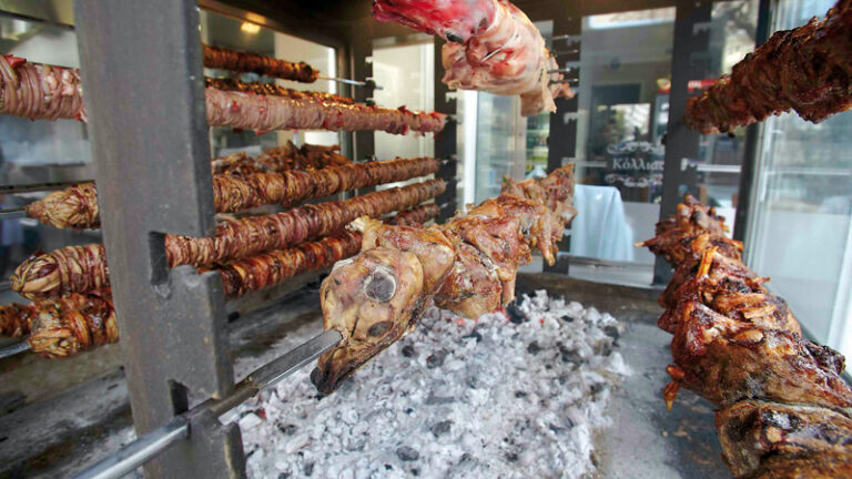 Πάσχα με εστίαση ανοιχτή – Οι ημερομηνίες «κλειδιά» για τη σταδιακή άρση του lockdown