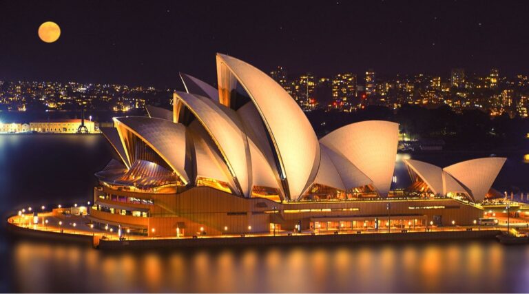 H Όπερα του Σίδνεϊ θα φωταγωγηθεί με τα ελληνικά χρώματα για τα 200 χρόνια από το 1821
