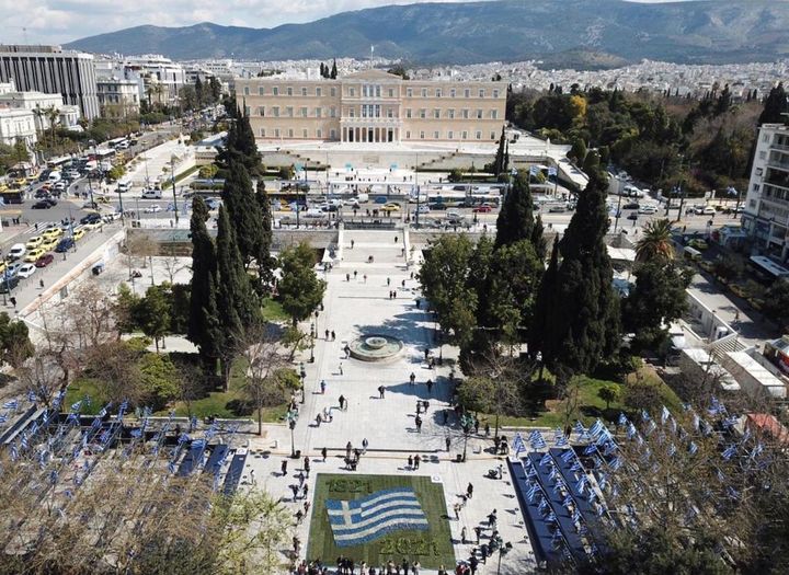 Ετσι στολίζεται η Αθήνα για τα 200 χρόνια από την Ελληνική Επανάσταση 1 Το Σύνταγμα γιορτινά στολισμένο για την επέτειο