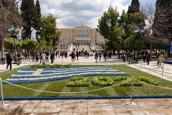 Ετσι στολίζεται η Αθήνα για τα 200 χρόνια από την Ελληνική Επανάσταση 3 Η πλατεία Συντάγματος γιορτάζει τα 200 χρόνια από την Ελληνική Επανάσταση
