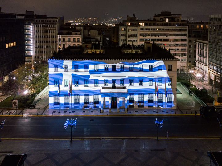 Το ελληνικό Κοινοβούλια γιορτινά φωτισμένο