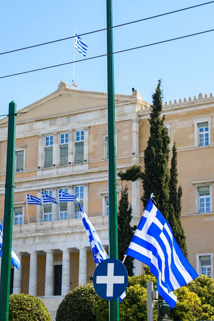 Ετσι στολίζεται η Αθήνα για τα 200 χρόνια από την Ελληνική Επανάσταση 5 Το ελληνικό Κοινοβούλιο στολισμένο για τα 200 χρόνια από την Ελληνική Επανάσταση