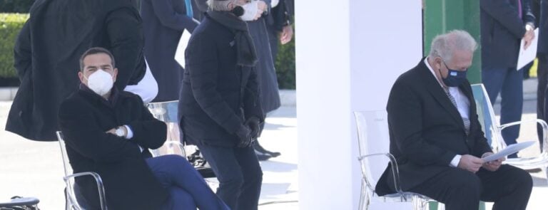 Ξεπάγιασε ο Τσίπρας στην παρέλαση…