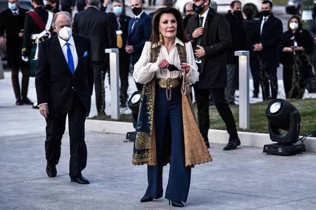 Με αυθεντικό ηπειρώτικο πιρπιρί και χρυσή πόρπη η Γιάννα Αγγελοπούλου στην Εθνική Πινακοθήκη 1 γιαννα