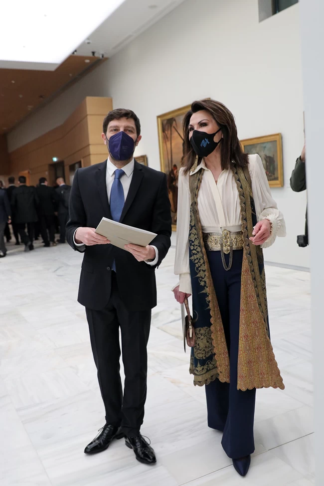 Με αυθεντικό ηπειρώτικο πιρπιρί και χρυσή πόρπη η Γιάννα Αγγελοπούλου στην Εθνική Πινακοθήκη 4 γιαννα
