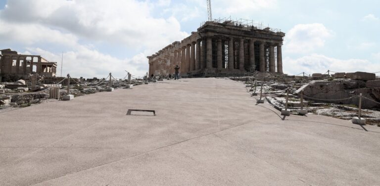 Νέες φωτογραφίες πολιτών από το «τσιμέντωμα» στην Ακρόπολη: «Αντίο Ιερέ Βράχε…»