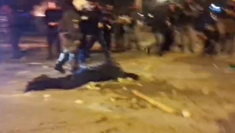 Τρομακτική σκηνή: Αστυνομικός της ομάδας ΔΡΑΣΗ έπεσε στα χέρια διαδηλωτών