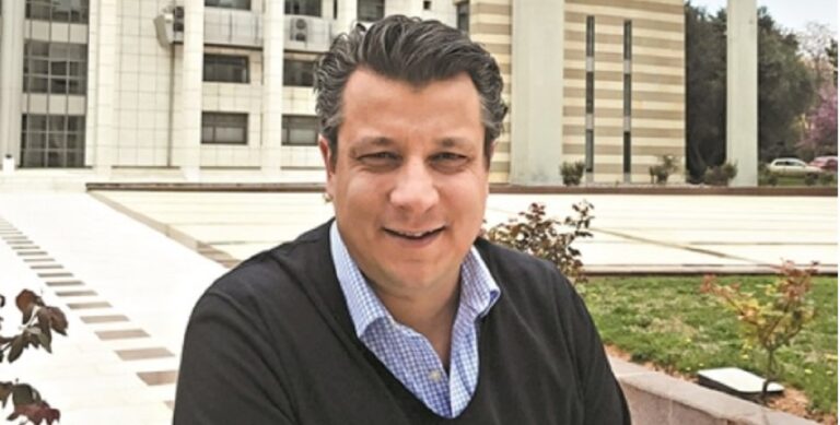 Δερμιτζάκης: «Ανοίξτε τα όλα, βγάλτε τον κόσμο έξω. Δε βλεπω αλλη λυση»