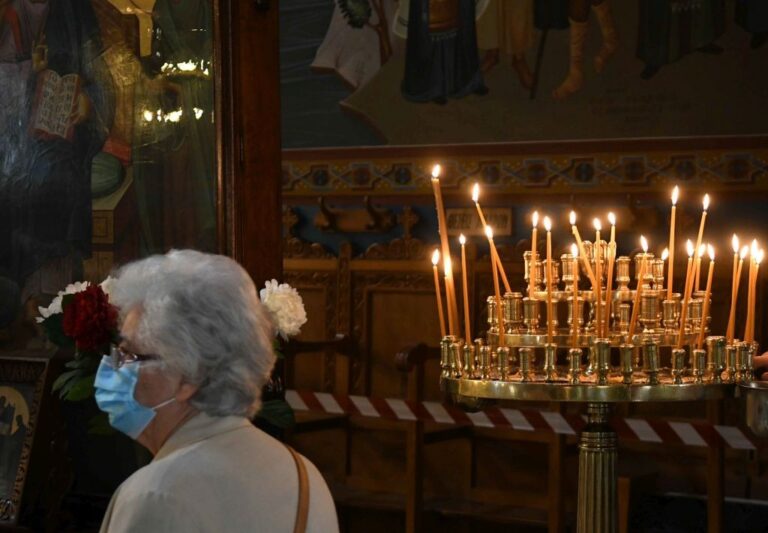 Καταγγελίες; Ετοιμάζονται να βάλουν στα κρυφά πιστούς στις εκκλησίες για τους Χαιρετισμούς