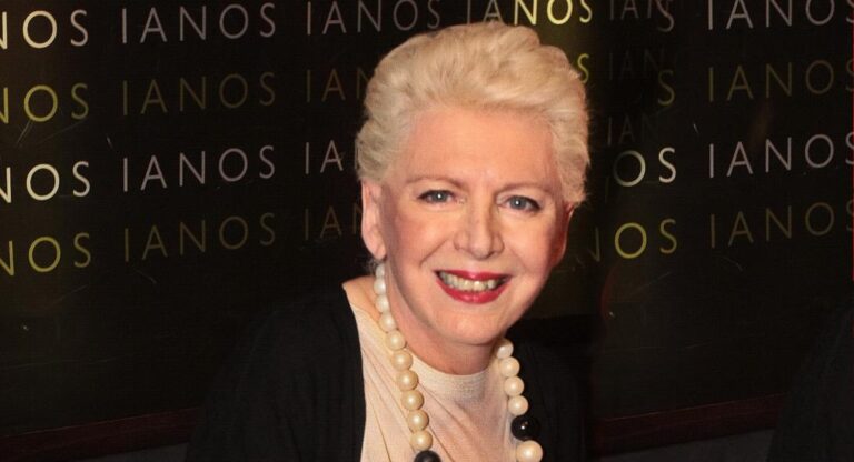 Έλενα Ακρίτα: «Γιατί με μπάναρε το Facebook»