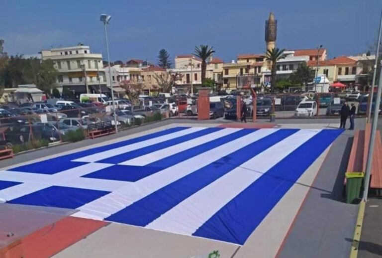 Δέος και τιμή: Ρεθυμνιώτες έφτιαξαν σημαία 300 τετραγωνικών για τα 200 χρόνια από την Επανάσταση!