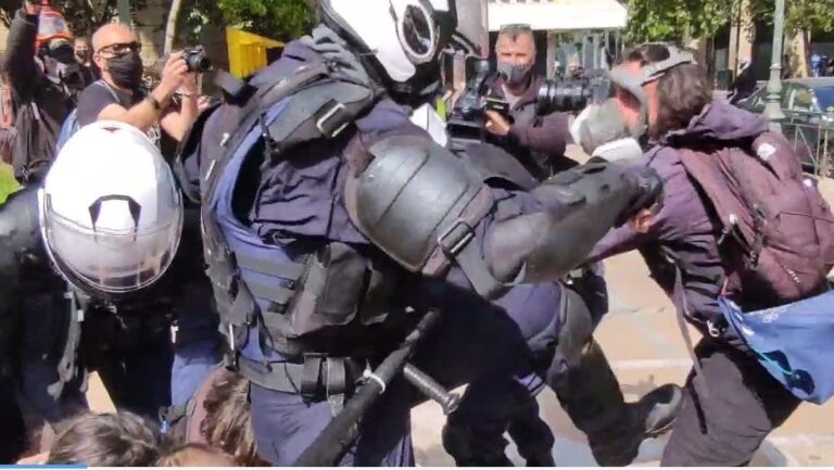 Πλατεία Νέας Σμύρνης: 30 άτομα άτομα επιτέθηκαν σε αστυνομικούς