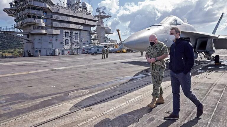 Η «βόλτα» του Μητσοτάκη στο θηριώδες αεροπλανοφόρο Αϊζενχάουερ