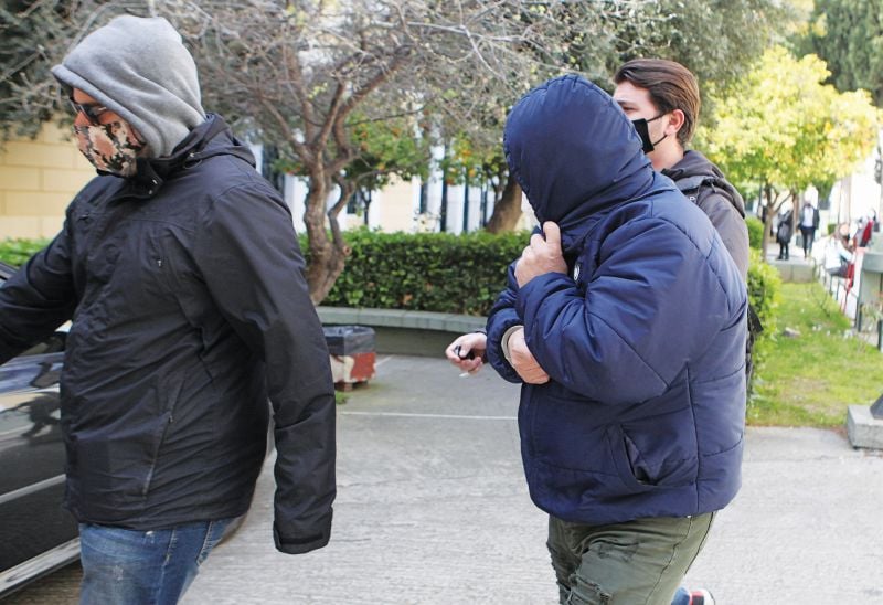 Ο… ιδρώτας πρόδωσε τον σύζυγο της Καμπουρέλη στη ληστεία των τεσσάρων θυρίδων της κοσμικής Αθήνας! 1 f3 2