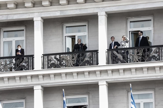 Οι γιοι και οι νύφες της Γιάννας Αγγελοπούλου στα «θεωρεία» της Μεγάλης Βρεταννίας 5 ΑΓΓΕΛΟΠΟΥΛΟΥ