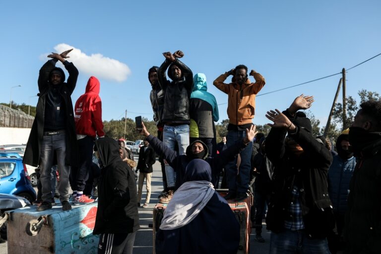 Ετοιμοπόλεμοι Πακιστανοί στρατεύσιμης ηλικίας λεηλατούν και βάζουν φωτιές σε δομή στην Κόρινθο