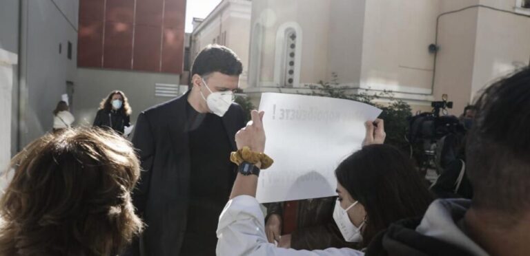 Σε δύσκολη θέση ο Κικίλιας: Υγειονομικός κρατά μπροστά του χαρτί που γράφει «Μας κοροϊδεύετε»