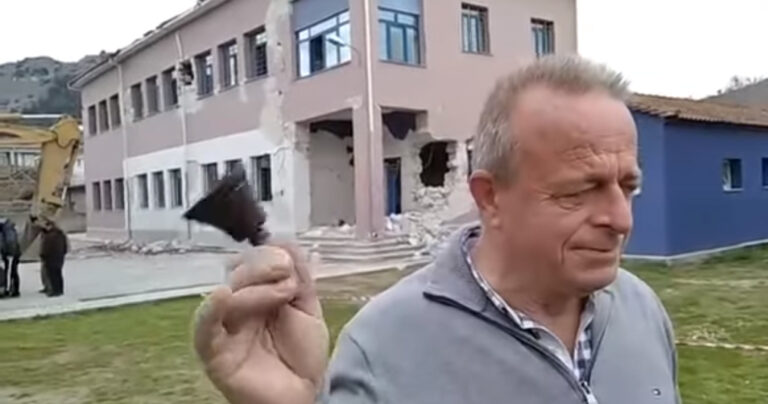 Με δάκρυα στα μάτια ο διευθυντής του σχολείου στο Δαμάσι χτυπάει το κουδούνι πριν την κατεδάφιση