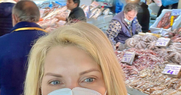 Με τη μάσκα… ανάποδα βγήκε σήμερα για ψώνια η Μενεγάκη στη Βαρβάκειο
