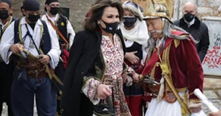 Γιάννα Αγγελοπούλου: Πήγε στη Μάνη με τσαντάκι … «τσαρούχι»