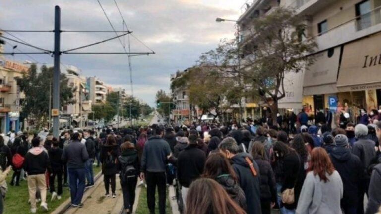 Νέα Σμύρνη: Παιδάκι κλαίει στην αγκαλιά της μαμάς του λόγω των επεισοδίων