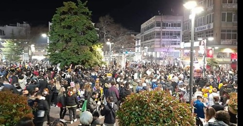 Βούλιαξε από καρναβαλιστές η κεντρική πλατεία της Ξάνθης παρά το lockdown