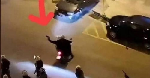 Τι κρατούσε ο αστυνομικός στη Νέα Σμύρνη: Γάντια και όχι όπλο, λέει η έρευνα