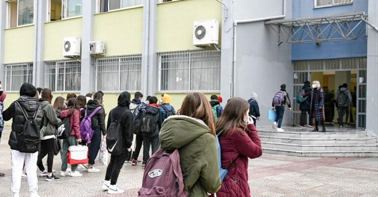 Σχολεία: Πώς, πότε και ποιοι μαθητές θα επιστρέψουν στα θρανία – Self tests ανά βδομάδα ζητά το υπουργείο Παιδείας