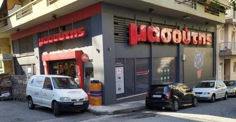 Η «Αυγή» επιτίθεται στο σούπερ μάρκετ Μασούτης γιατί έπαιξε τον εθνικό ύμνο στην εθνική γιορτή